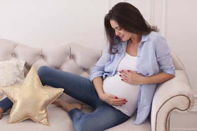 年轻女人要生孩子了。怀孕。