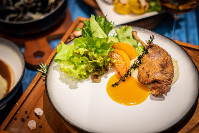 鸭肉配橙汁放在木板上