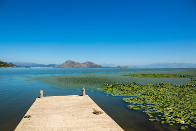斯卡达尔湖上的一个小码头，风景秀丽，山川秀美