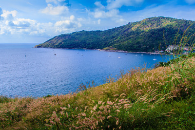 美丽的普吉岛悬崖和蓬贴海角附近的小岛的海景，最美丽的日落视角普吉岛，泰国。