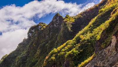 福岛县万代山的棕色表面和白色云层