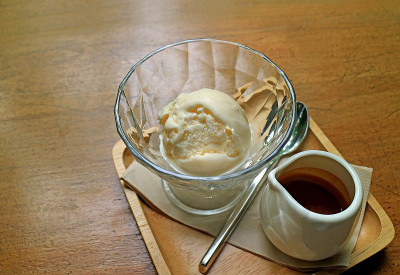 一壶热的意式浓缩咖啡和香草冰淇淋在玻璃碗里为Affogato