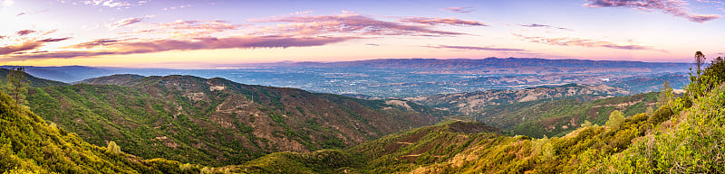 日落时的圣何塞和南旧金山湾全景;前景是圣克鲁斯山脉的山丘和山谷;在加州山谷的另一边可以看到迪亚波罗范