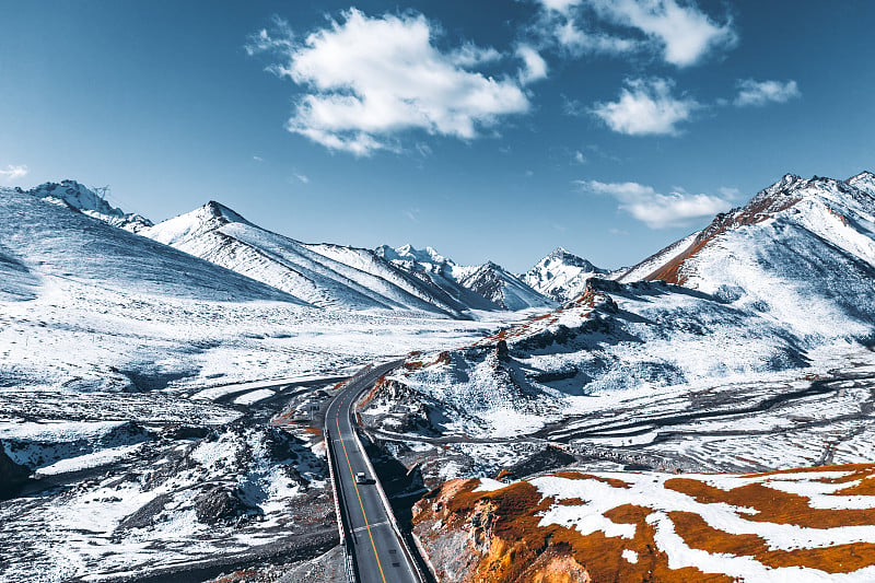 中国新疆雪山独山高速公路旅游景点