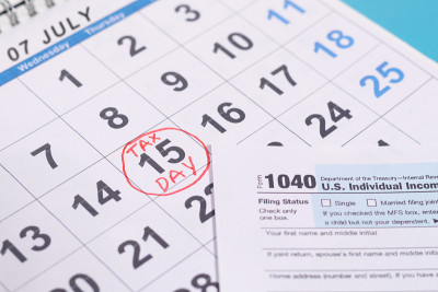 7月15日在日历上标记为纳税日，从税务-概念报税表截止日期7月15日