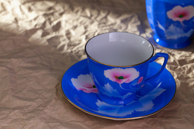 蓝色空茶杯和茶壶