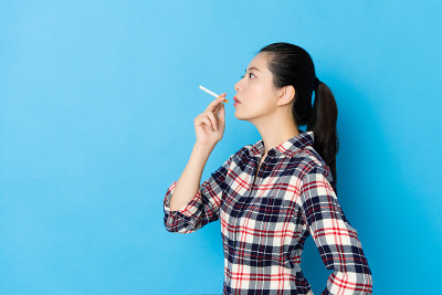 侧面照片的漂亮优雅的女性模特