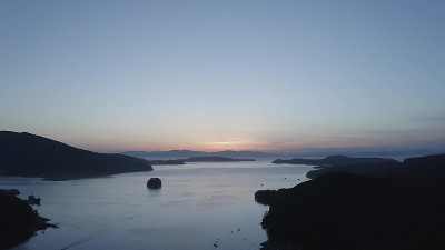 鸟瞰美丽海湾夜晚的海景
