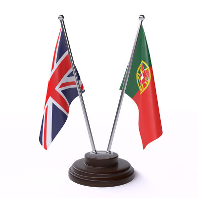 英国和葡萄牙，两面白底桌旗