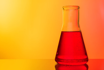 科学的概念。红色背景下的玻璃试管