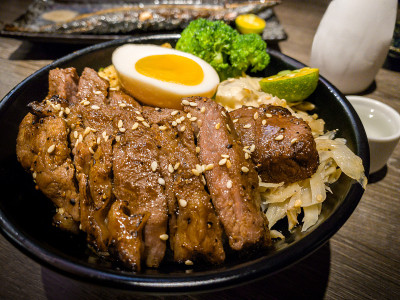 一套美味的传统烤串和饭团。