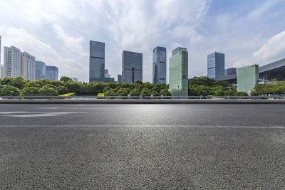 全景天际线和现代商业办公建筑与空的道路，空的混凝土广场地板