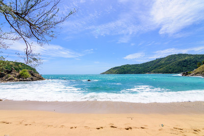 海滩上美丽的波浪，清澈的海水