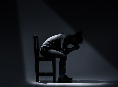 一个亚洲人在黑暗中患上了抑郁症。