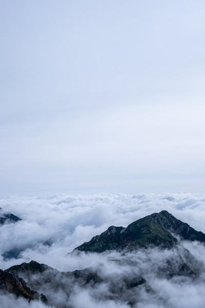 吉嵩山被云海吞没的壮观景象