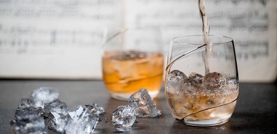 黑石桌上放一杯加冰的威士忌。