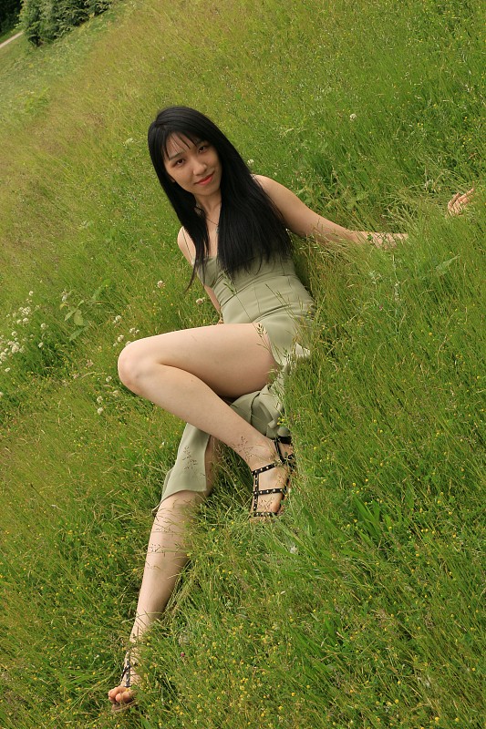 躺在草地上