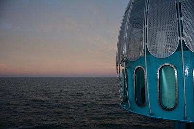 晚上在波罗的海的潜水贡多拉，Rügen，德国