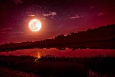 满月繁星满天的夜空，宁静的自然背景。