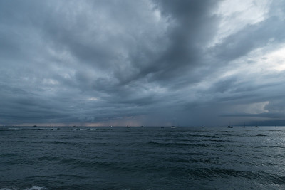拉海纳毛伊岛的暴风雨日落