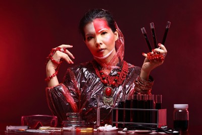 化学亚洲医生女人与红色调时尚化妆花哨的实验室测试服