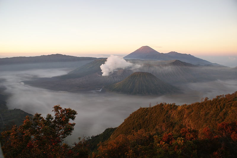 日出时的布罗莫火山，爪哇，泗水，印度尼西亚