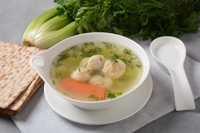 鸡肉丸子汤与胡萝卜在碗中。
