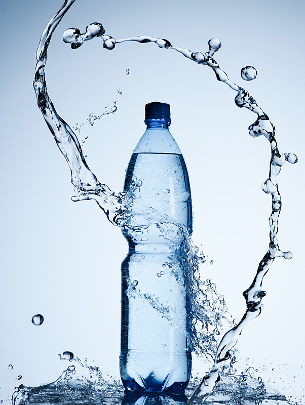 水溅在一个塑料瓶上