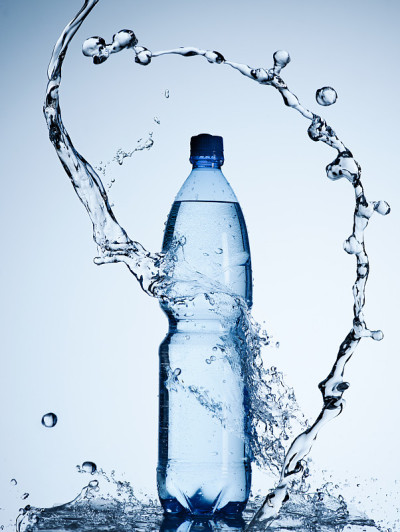 水溅在一个塑料瓶上