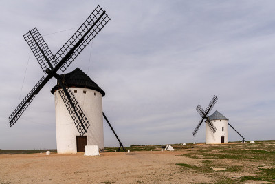 坎波·德克里普塔纳(Campo de Criptana)小镇上方的拉曼查(La Mancha)历史悠