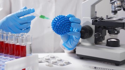 实验室科学家拿着新型冠状病毒模型。概念-针对冠状病毒、肺炎流行的疫苗或药物的开发