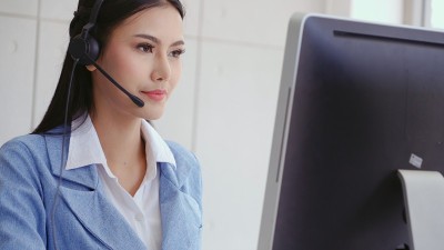 带耳机的客服代表或呼叫中心