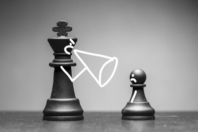 国王棋子对着一个卒子大喊大叫