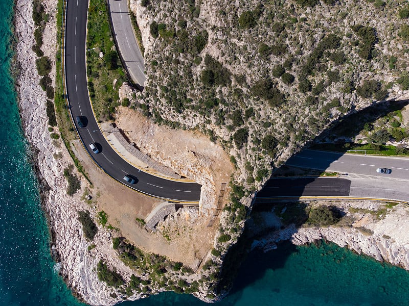 从上到下的鸟瞰图，在Karamanli的洞地区的道路在Agia Marina, Koropi