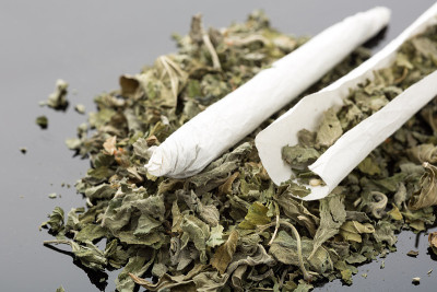 灰色背景上的手工香烟