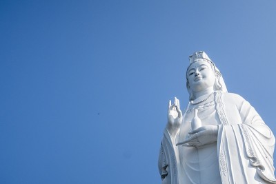 岘港大佛位于岘港松特半岛的林翁塔，距离美溪海滩9公里，或距离岘港市中心14公里。
