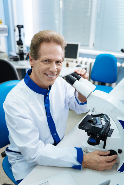 生气勃勃的生物学家做了一个分析