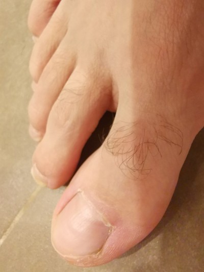 人的脚踩在瓷砖地板上