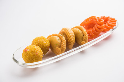 印度甜Jalebi/Imarti, Laddu和Gujiya一起在白色背景或与礼物。有选择性的重点