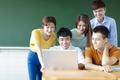大学生在课堂上使用笔记本电脑