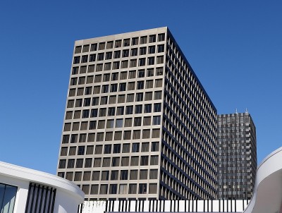 带有图案的高层建筑
