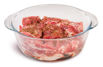 玻璃碗里加香料的生猪肉