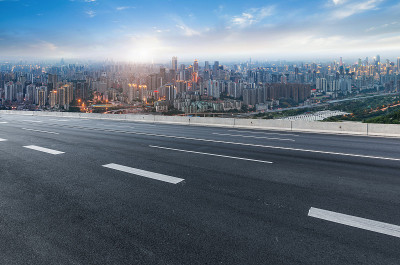 空旷的高速公路与城市景观和天际线，中国重庆。
