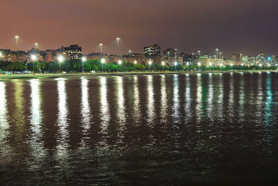 里约热内卢瓜纳巴拉湾弗拉门戈海滩的夜景