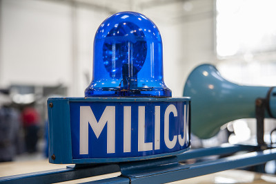 MILICJA铭文。老波兰共产党警车特写。