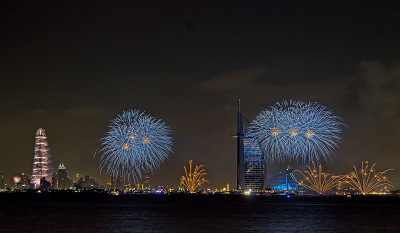 蓝色新年烟花在迪拜上空绽放
