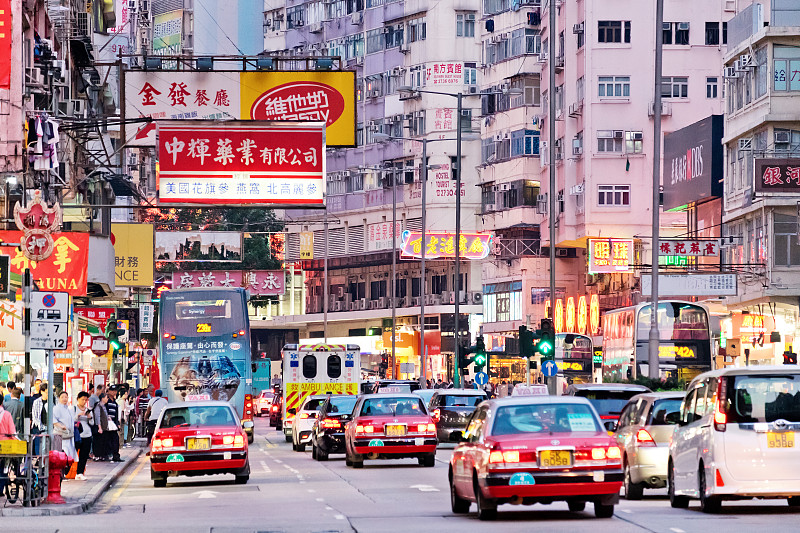 香港佐敦区的霓虹灯及交通情况