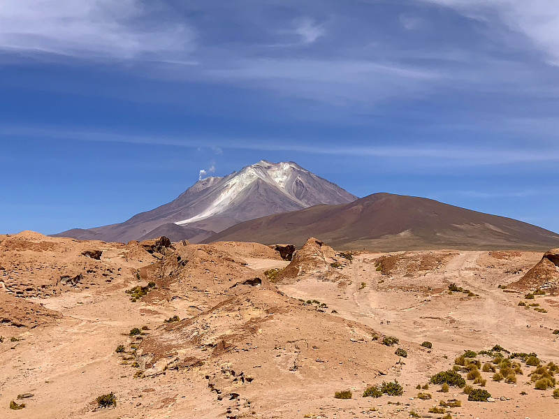 Ollagüe火山，仍然活跃，从Siloli沙漠高原，靠近乌尤尼Salar de Uyuni(乌尤尼