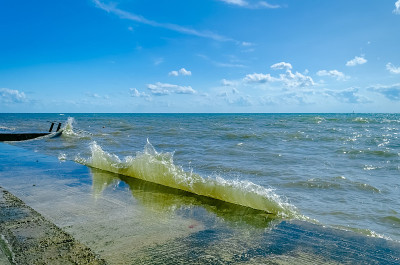 黑海上溅起的浪花。