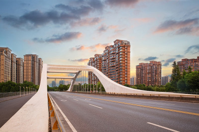 中国苏州太湖上的一座桥梁和城市高速公路